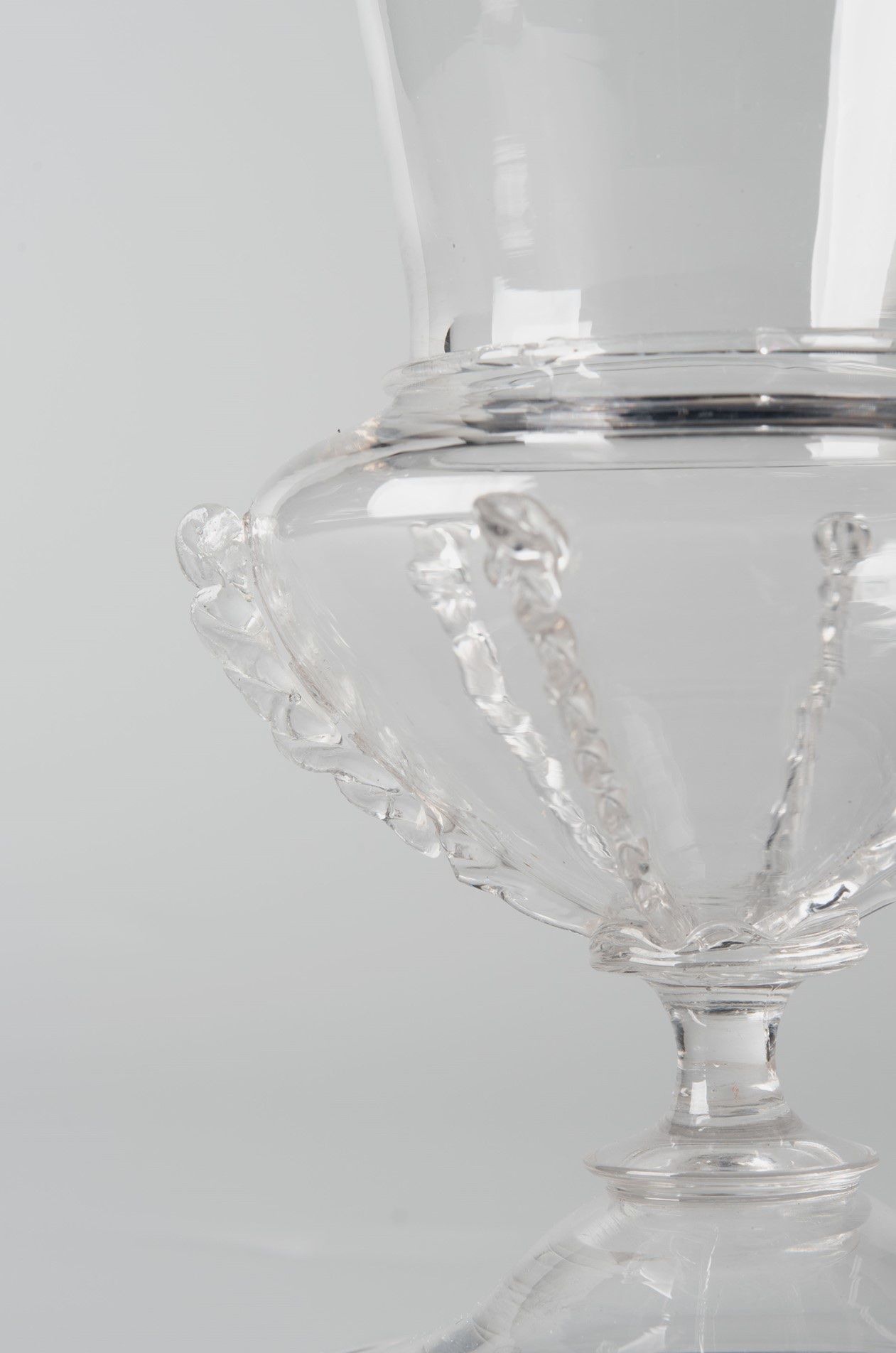 Wijnglas na behandeling met gegoten epoxy aanvulling