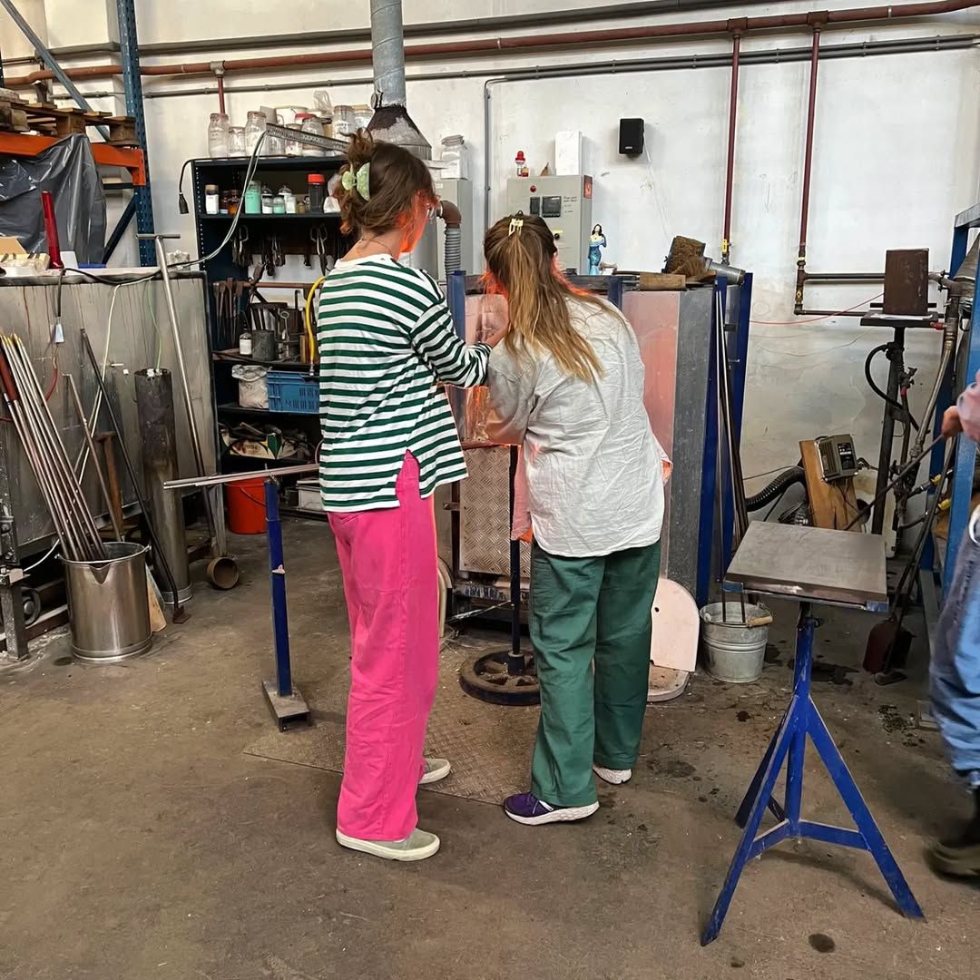 Deelnemers bij de glasoven in de studio