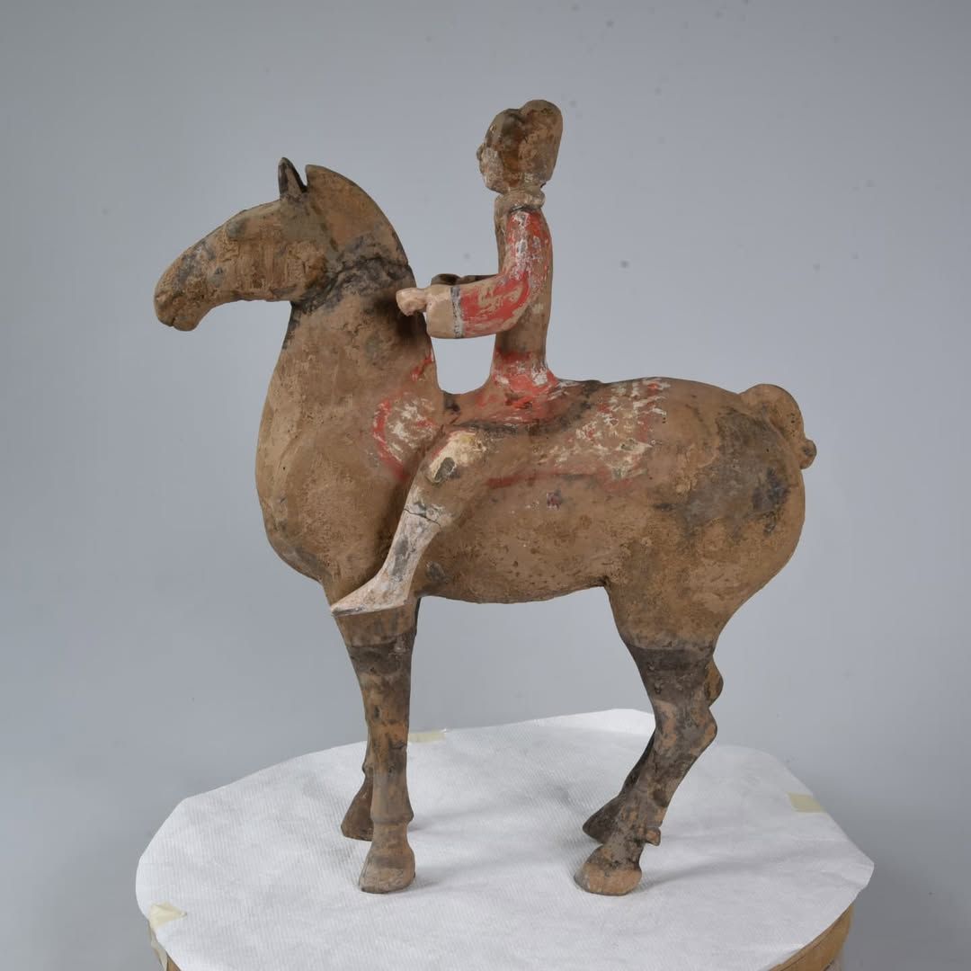 Keramisch paard met ruiter na restauratie