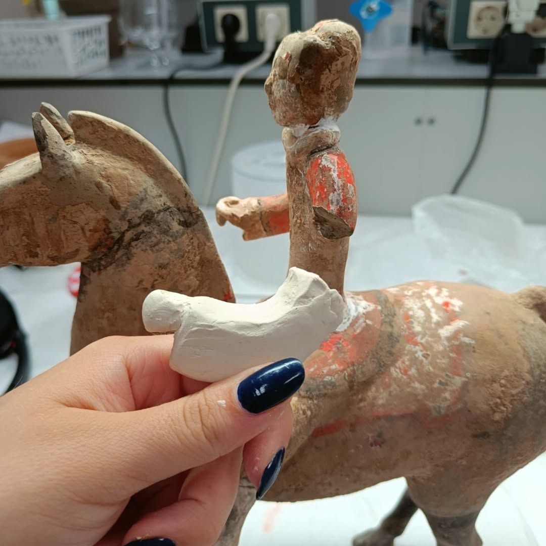 Gipsen arm wordt gepast op het keramische figuur