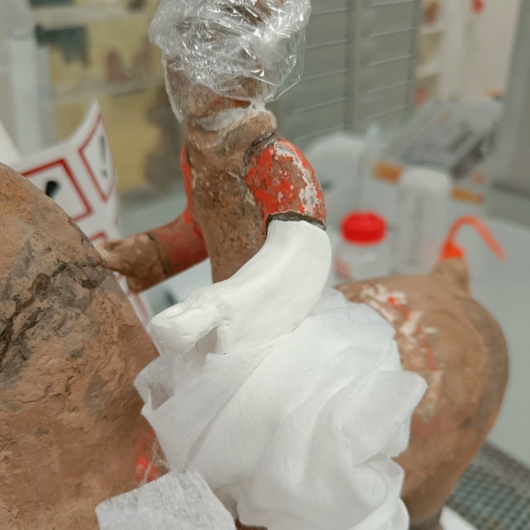 Detail van de gipsen arm in bewerking