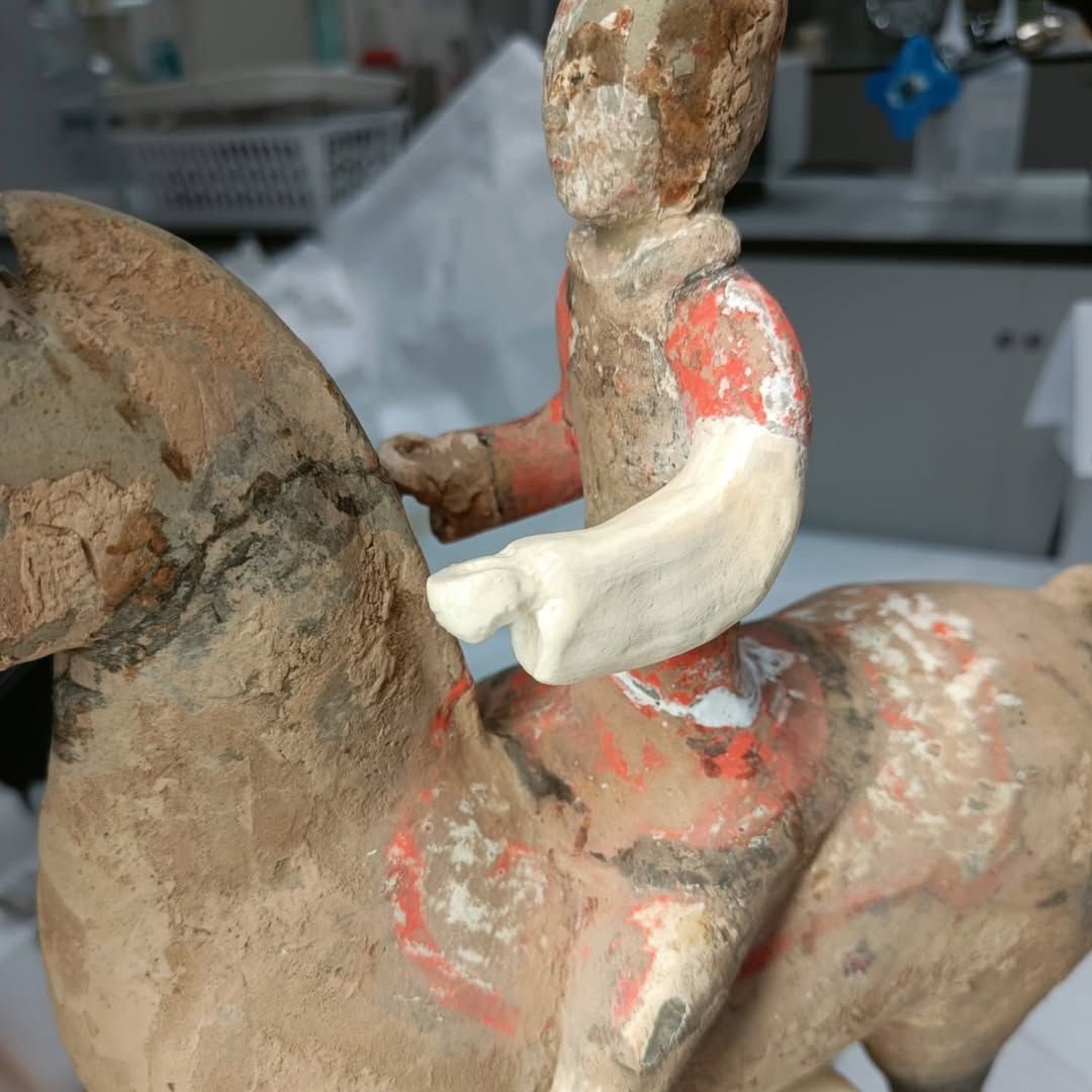 Aangebrachte gipsen arm voor retouchering