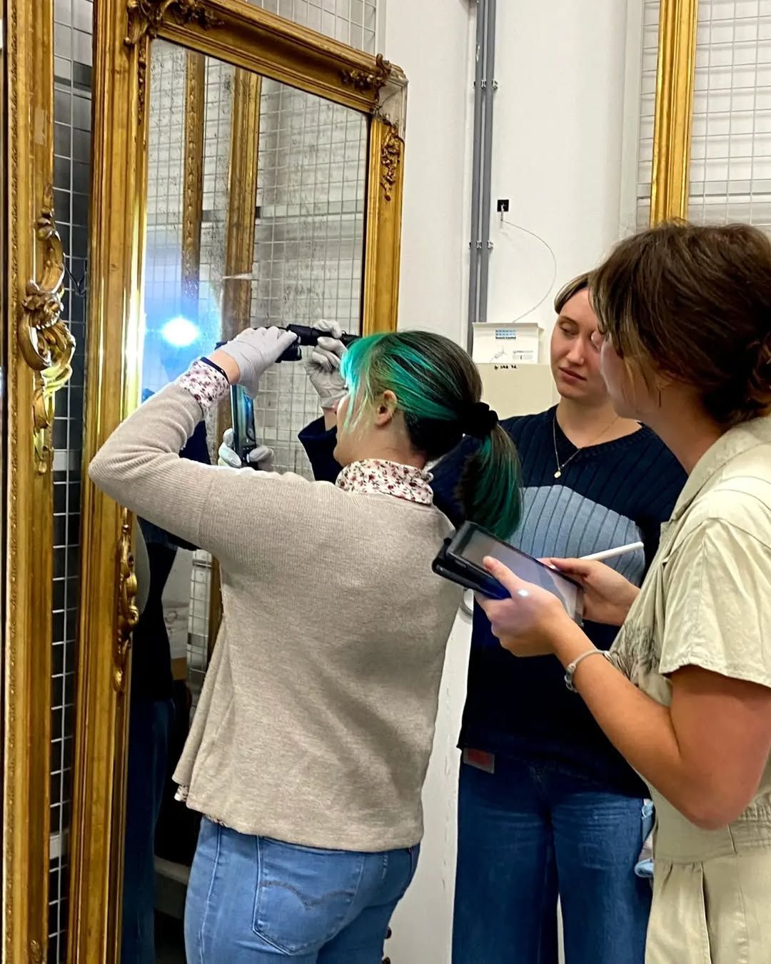 Onderzoeksteam documenteert spiegelcollectie