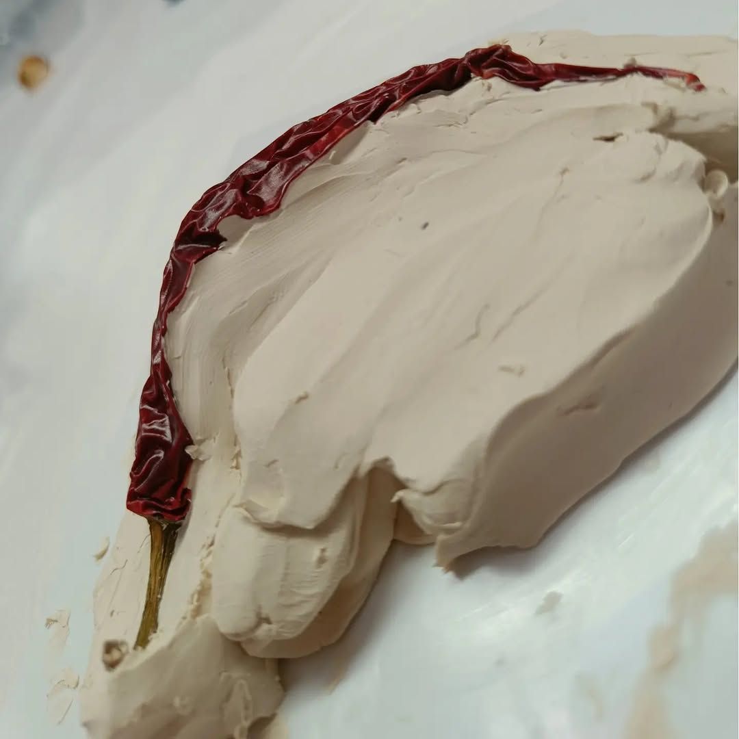 Peper gedeeltelijk bedekt met plasticine voor mal