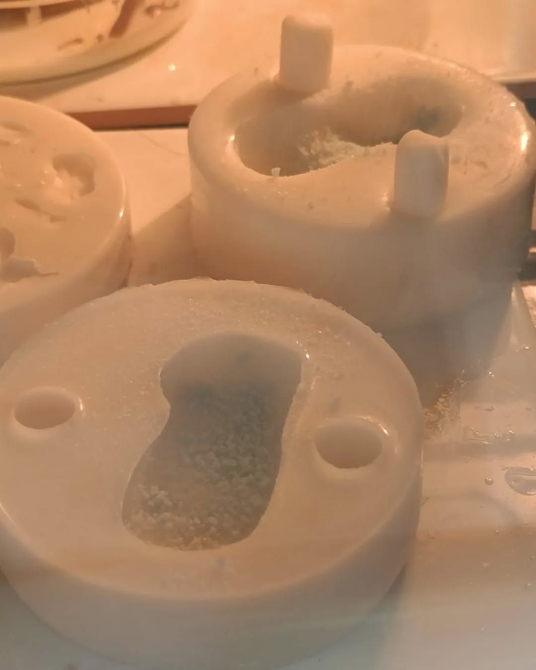 Paraloid B-72 korrels smelten in mallen in de oven